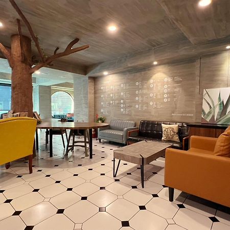 Roaders Hotel Tainan Chengda מראה חיצוני תמונה